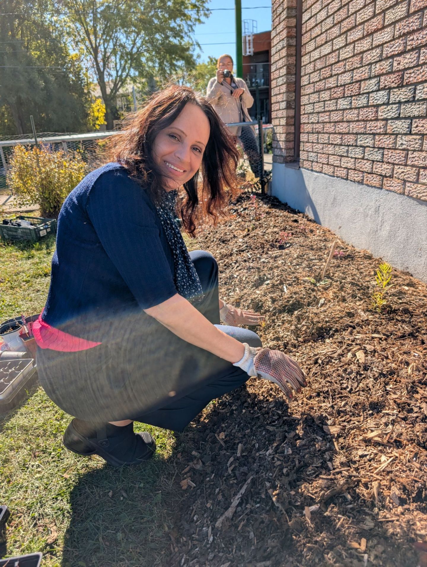 Création du premier jardin de pollinisateurs indigènes entre les plates-bandes potagères du Centre alimentaire d'Aylmer